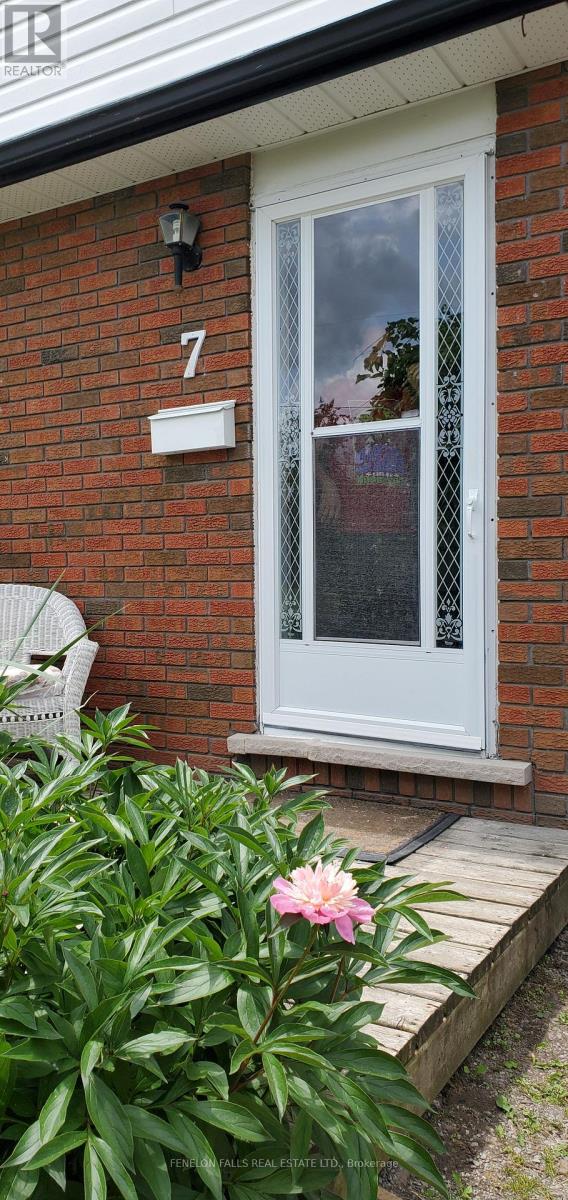 7 James Street, Kawartha Lakes (Lindsay), Ontario  K9V 3B3 - Photo 4 - X12437534