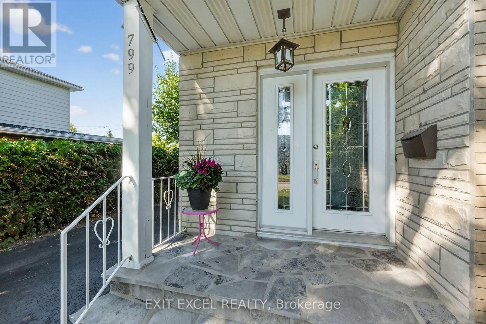 799 Quinlan Road, Ottawa, Ontario  K1G 1R8 - Photo 3 - X12438574