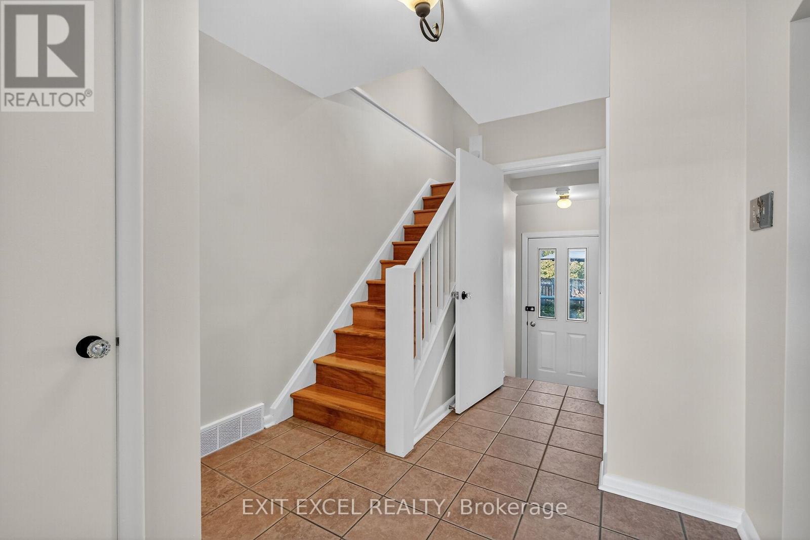 799 Quinlan Road, Ottawa, Ontario  K1G 1R8 - Photo 5 - X12438574