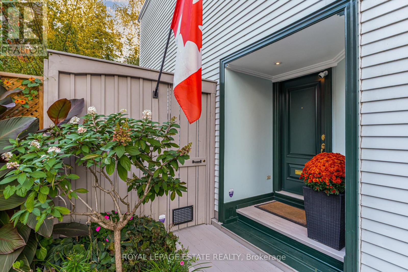 5 Woodstock Place, Toronto, Ontario  M4X 1T7 - Photo 4 - C12438599