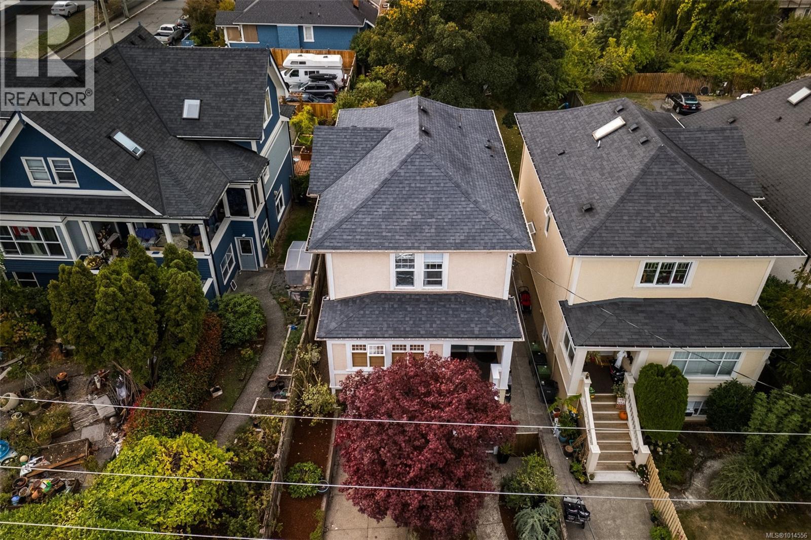 914/916 Russell St, Victoria, British Columbia  V9A 3K9 - Photo 2 - 1014556