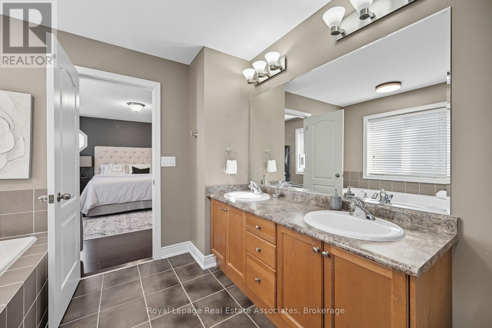 3335 Whilabout Terrace, Oakville, Ontario  L6L 0A8 - Photo 27 - W12438576