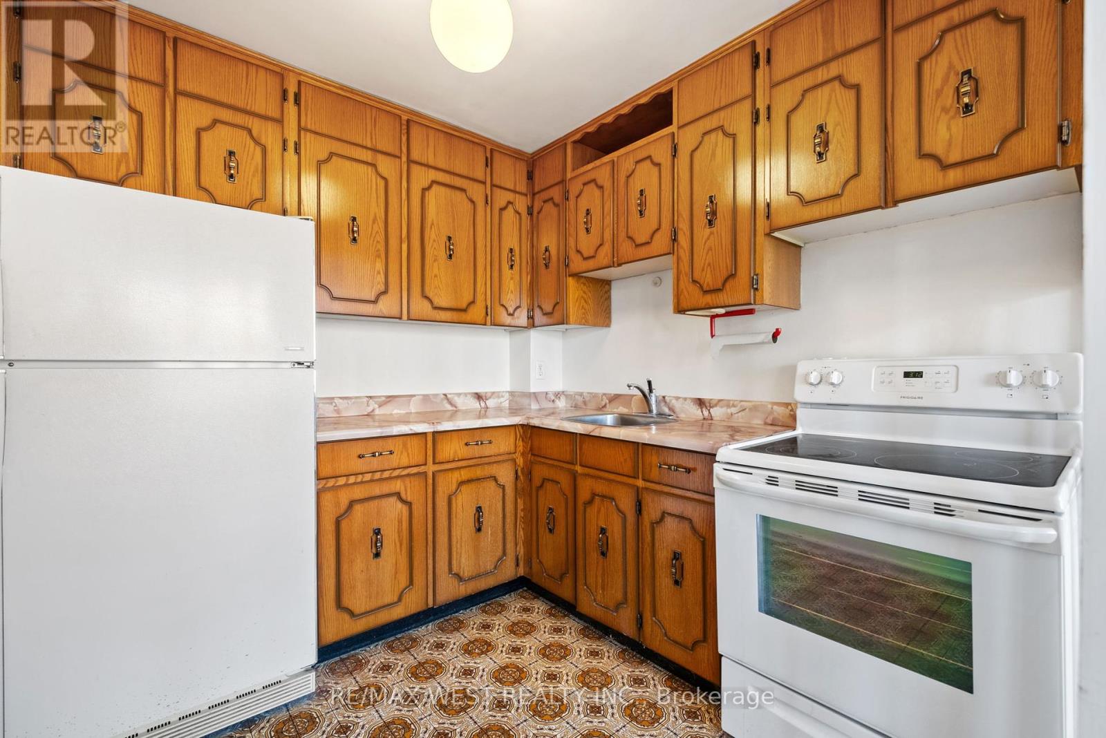 35 - 8 Kinsdale Boulevard, Toronto (Stonegate-Queensway), Ontario  M8Y 1T9 - Photo 3 - W12438578