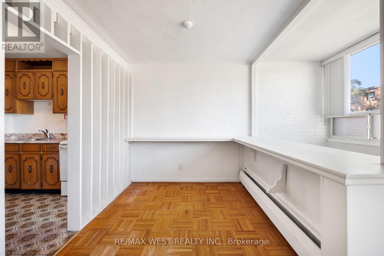 35 - 8 Kinsdale Boulevard, Toronto (Stonegate-Queensway), Ontario  M8Y 1T9 - Photo 4 - W12438578