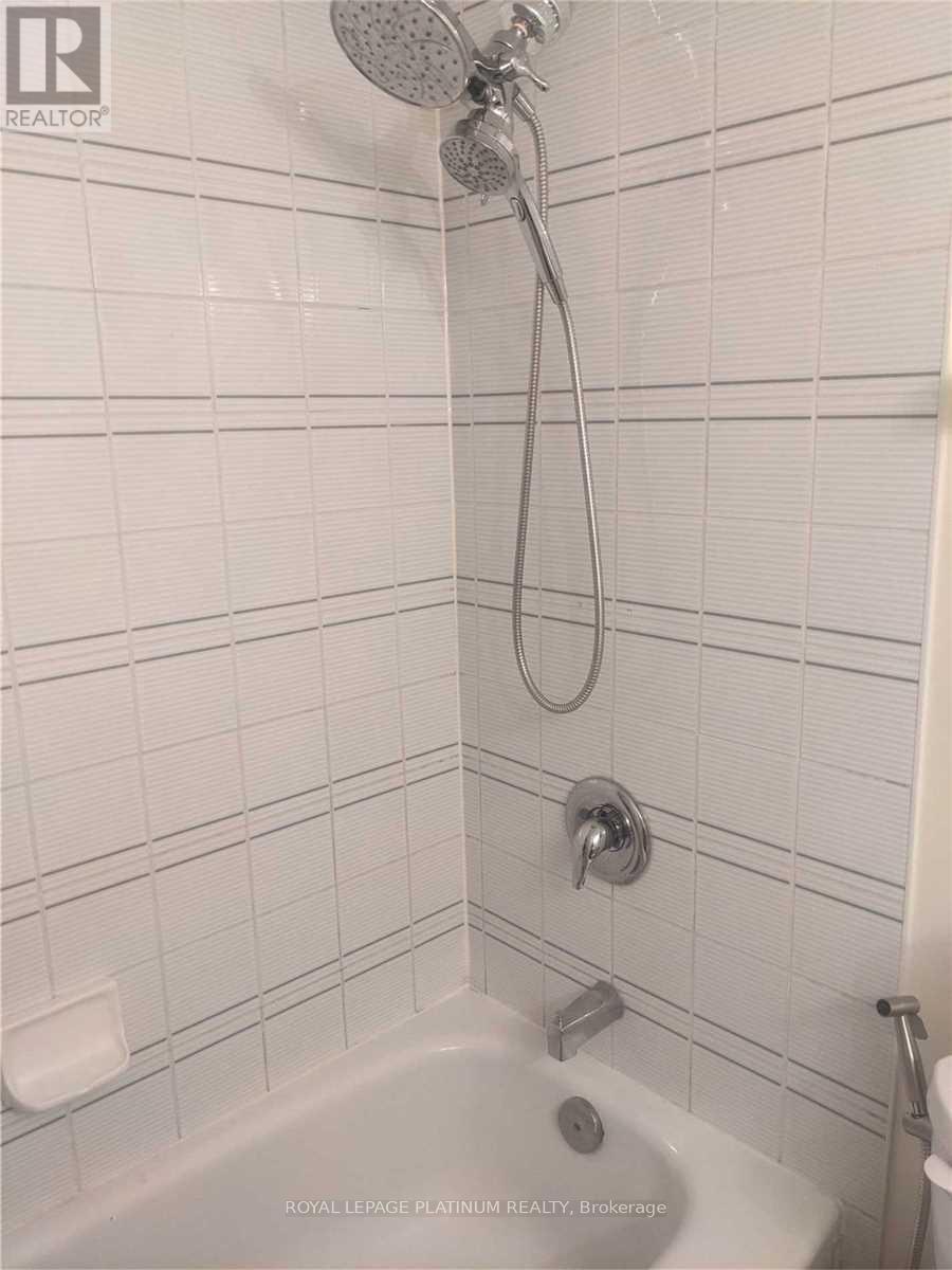 1402 - 250 Webb Drive, Mississauga, Ontario  L5B 3Z4 - Photo 11 - W12438588