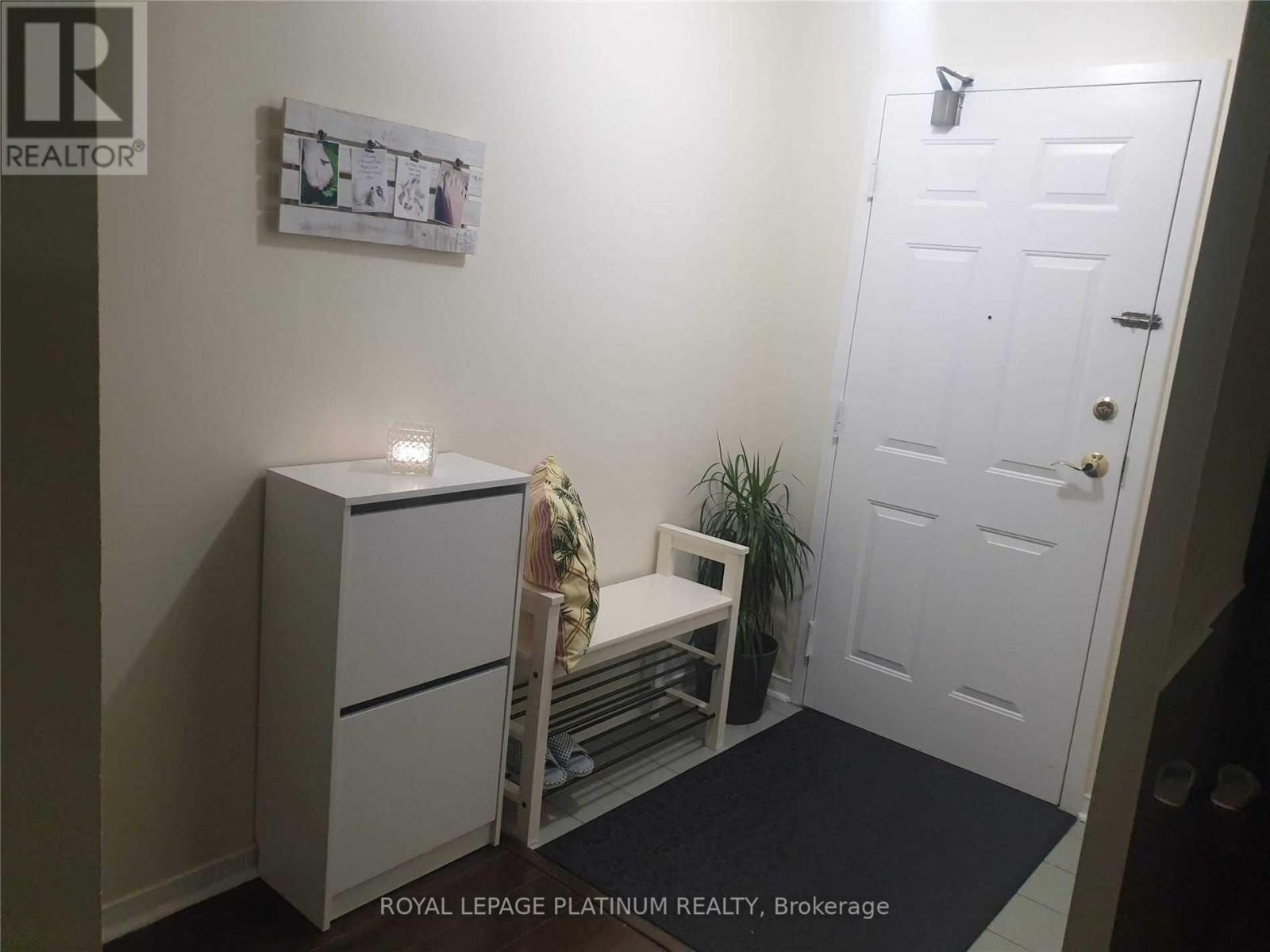 1402 - 250 Webb Drive, Mississauga, Ontario  L5B 3Z4 - Photo 3 - W12438588