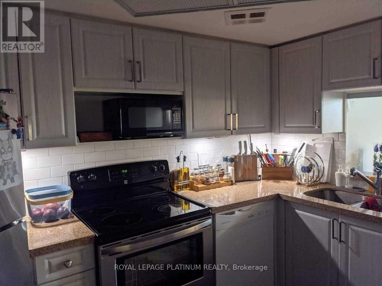 1402 - 250 Webb Drive, Mississauga, Ontario  L5B 3Z4 - Photo 5 - W12438588