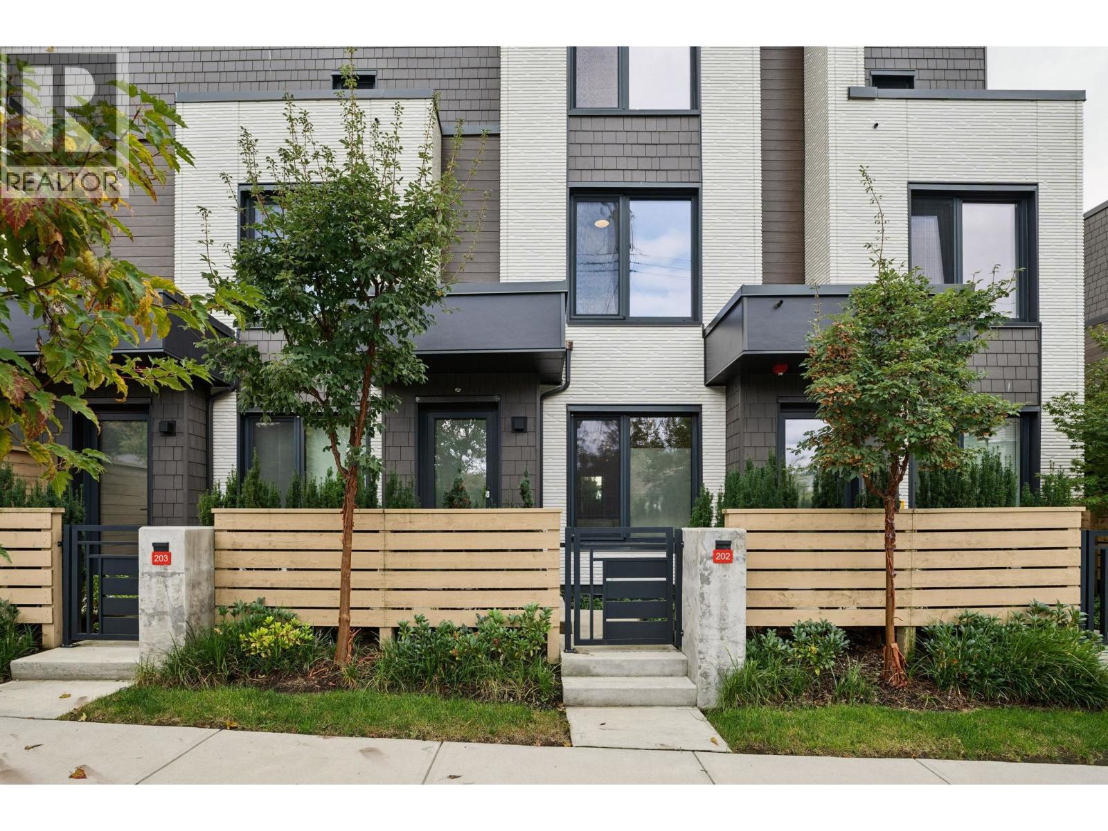 202 606 Foster Avenue, Coquitlam, British Columbia  V6J 0L5 - Photo 2 - R3053785
