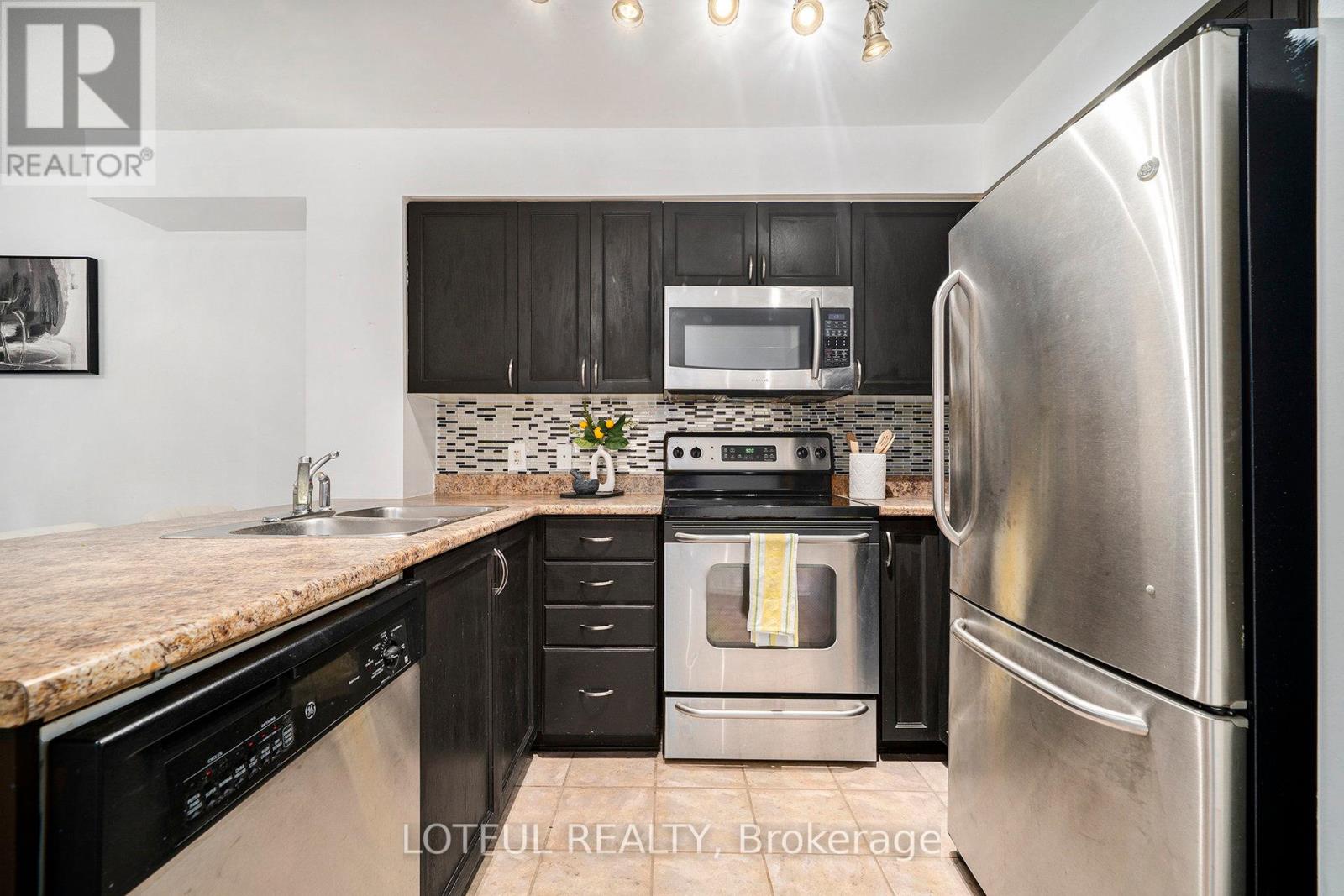 58 Steele Park Private, Ottawa, Ontario  K1J 0J2 - Photo 7 - X12425736