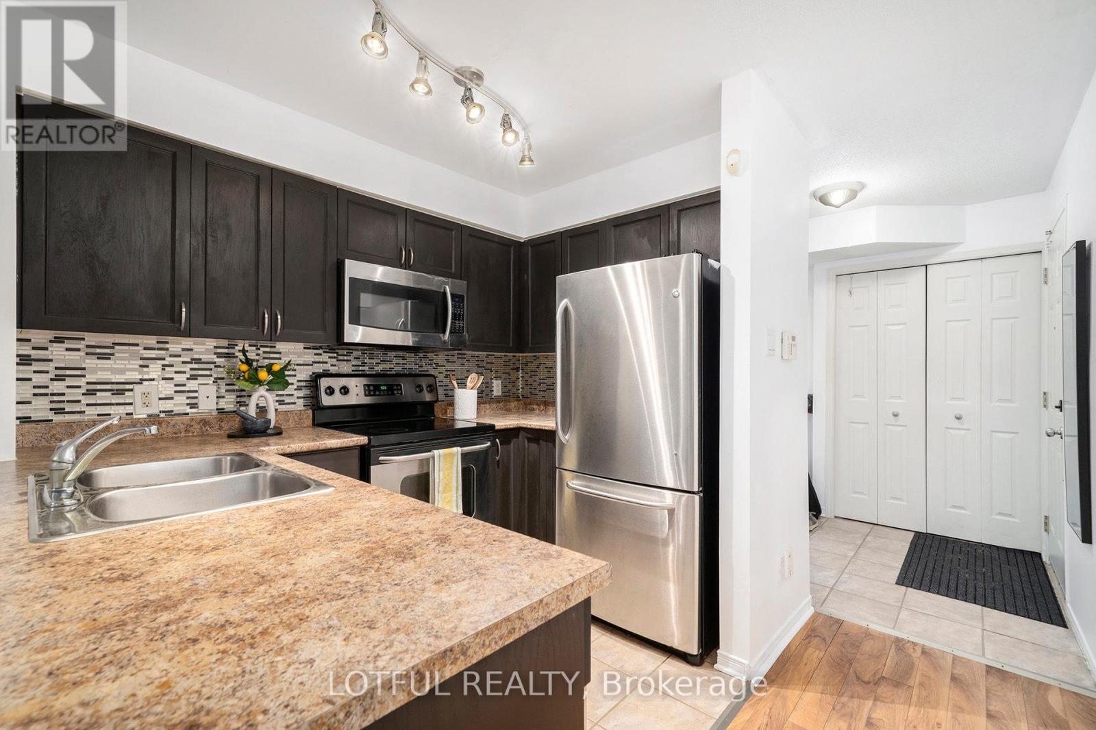 58 Steele Park Private, Ottawa, Ontario  K1J 0J2 - Photo 9 - X12425736