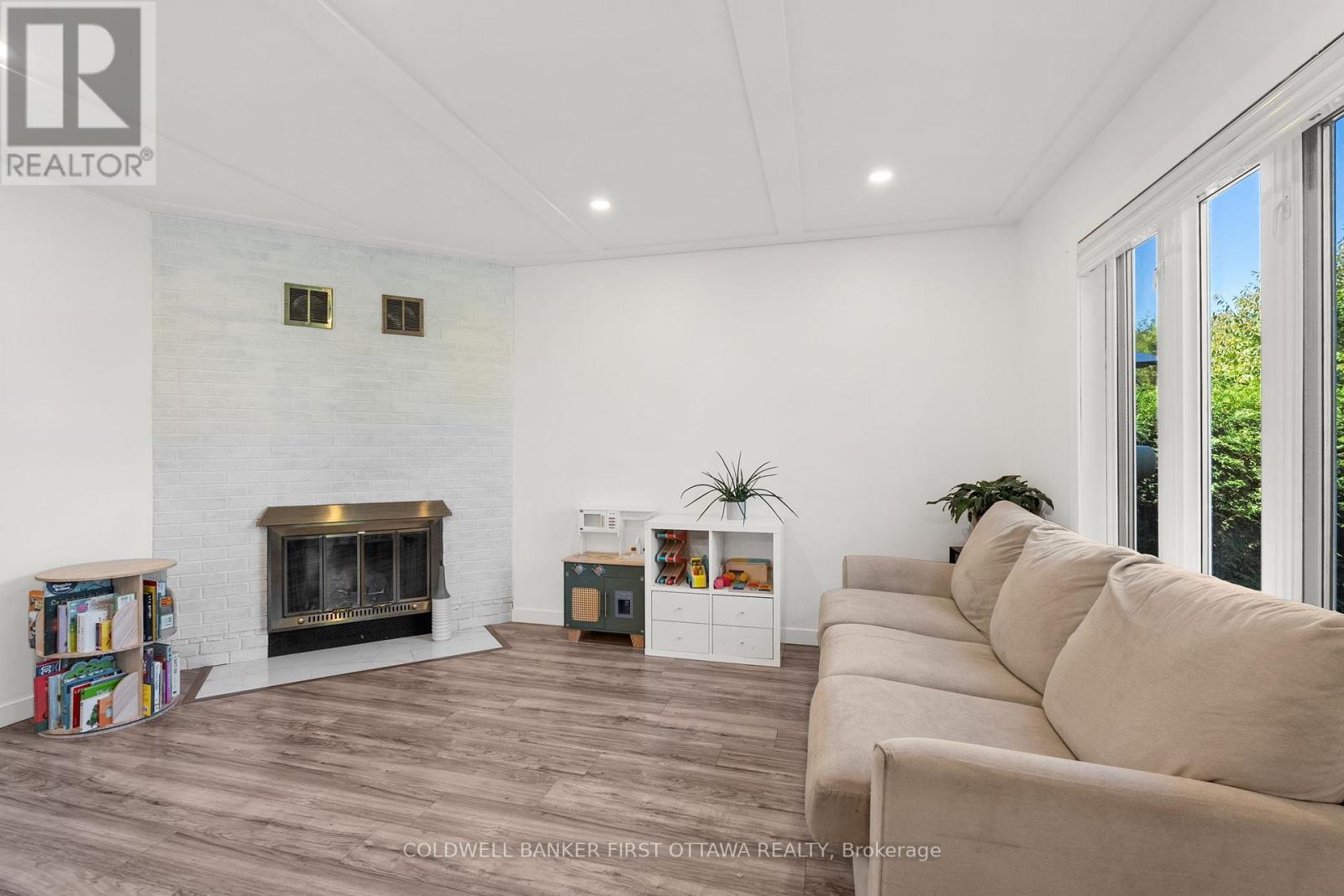 109 Borga Crescent, Ottawa, Ontario  K1T 2E1 - Photo 11 - X12438625