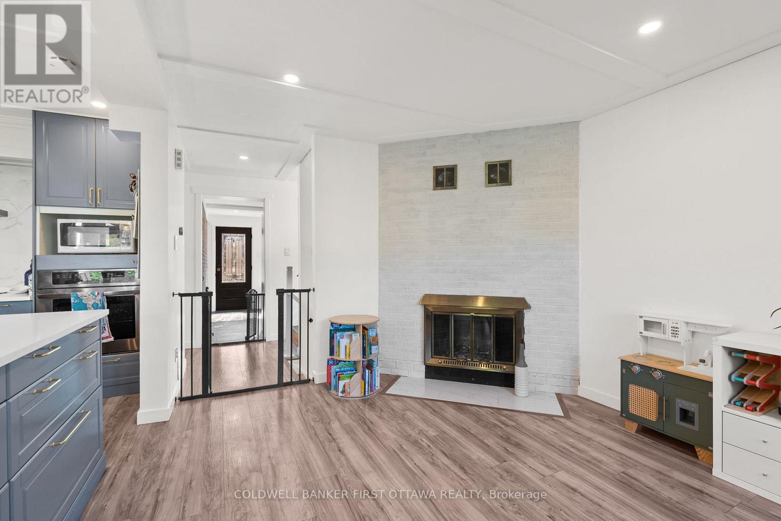 109 Borga Crescent, Ottawa, Ontario  K1T 2E1 - Photo 12 - X12438625