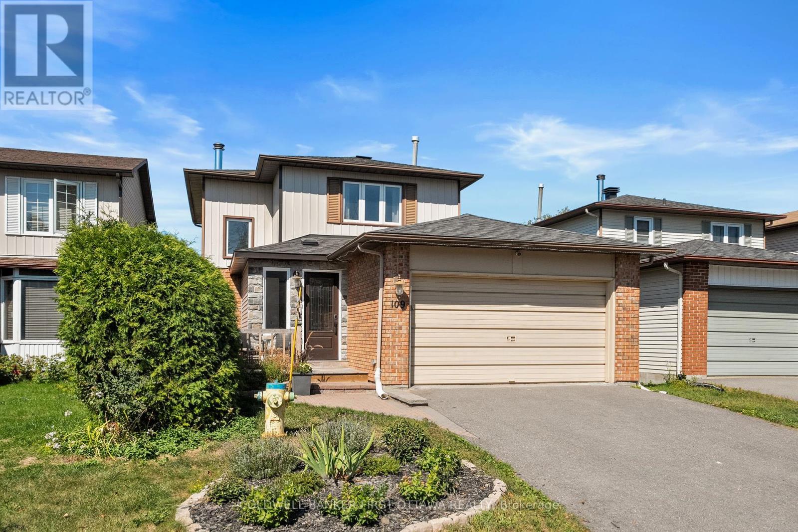 109 Borga Crescent, Ottawa, Ontario  K1T 2E1 - Photo 2 - X12438625