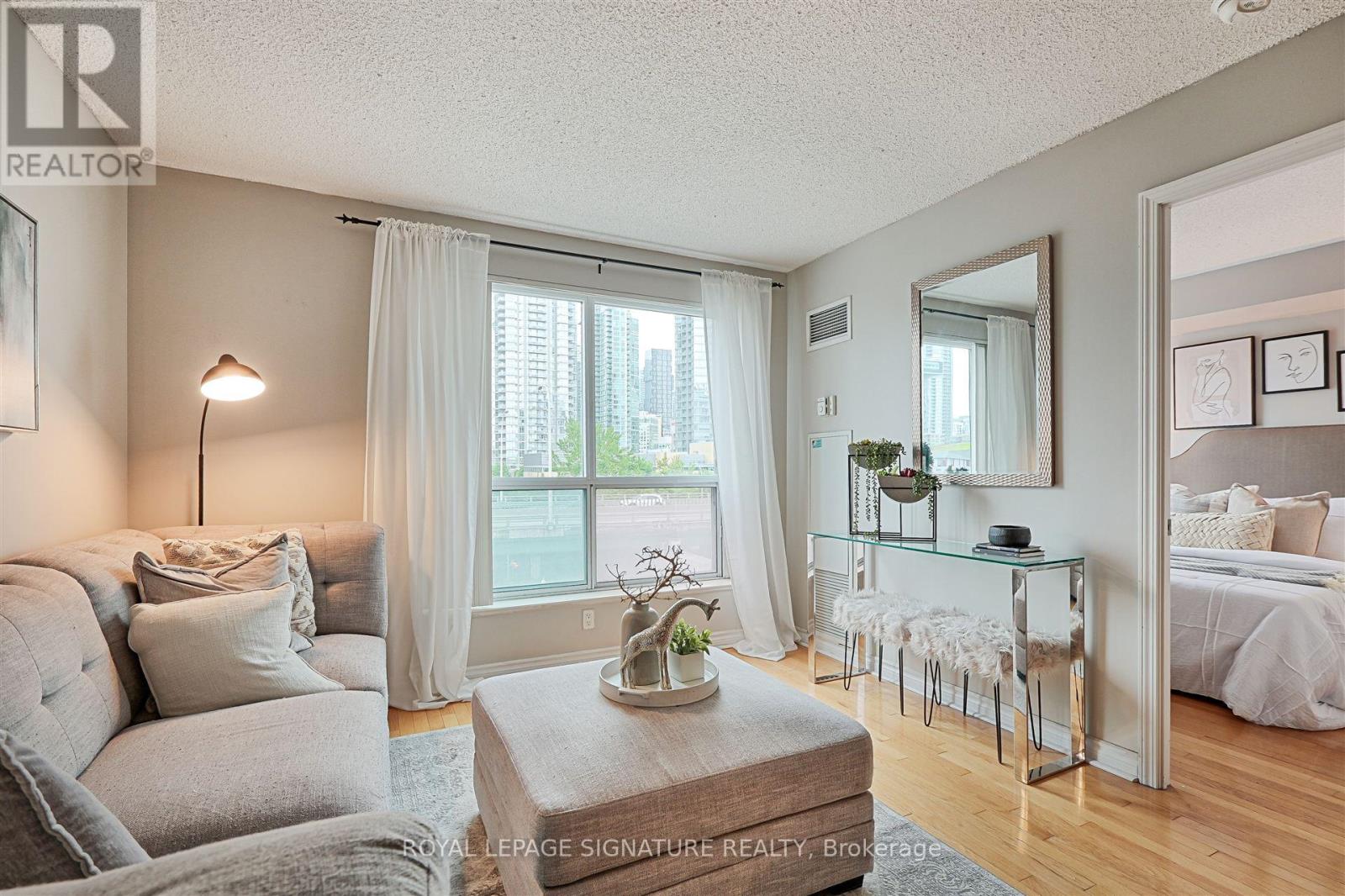 505 - 410 Queens Quay W, Toronto, Ontario  M5V 3T1 - Photo 5 - C12438658