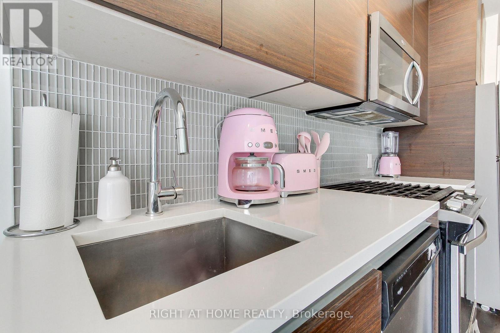206 - 246 Logan Avenue, Toronto, Ontario  M4M 0E9 - Photo 11 - E12438648
