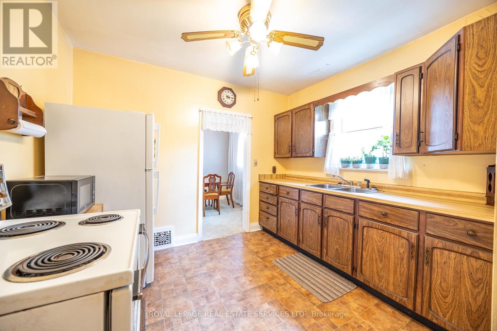 48 Minnewawa Road, Mississauga, Ontario  L5G 1C5 - Photo 10 - W12438691