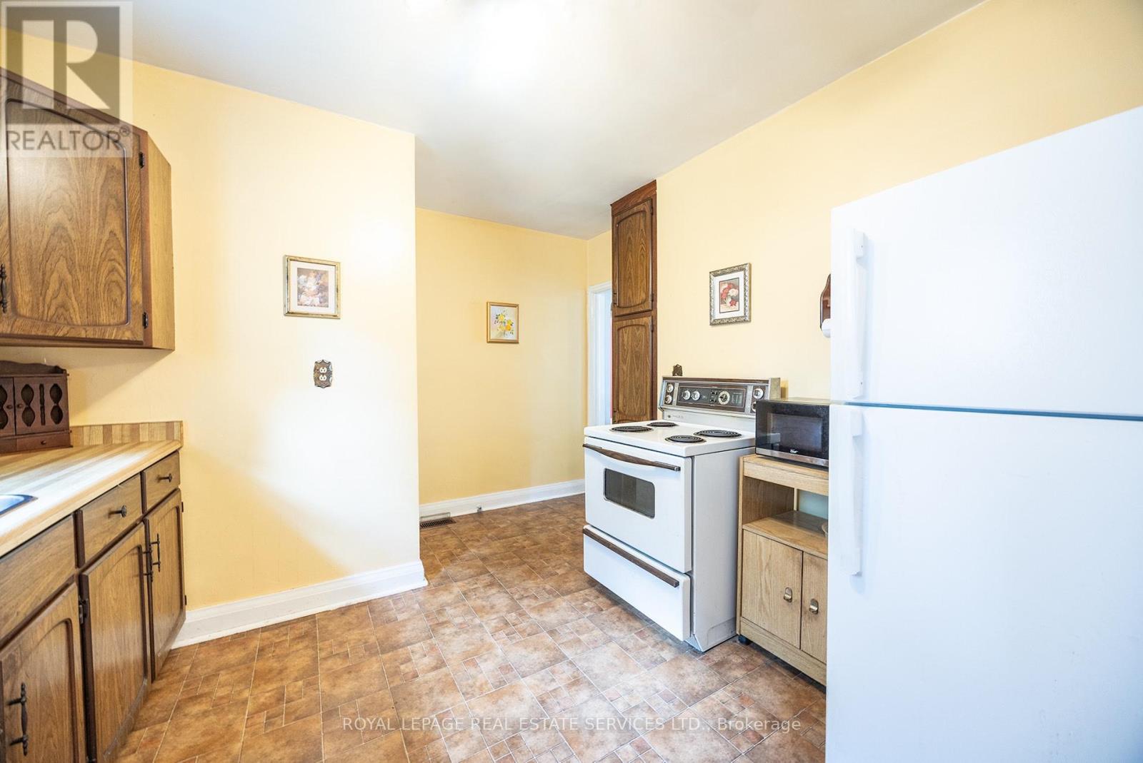 48 Minnewawa Road, Mississauga, Ontario  L5G 1C5 - Photo 11 - W12438691