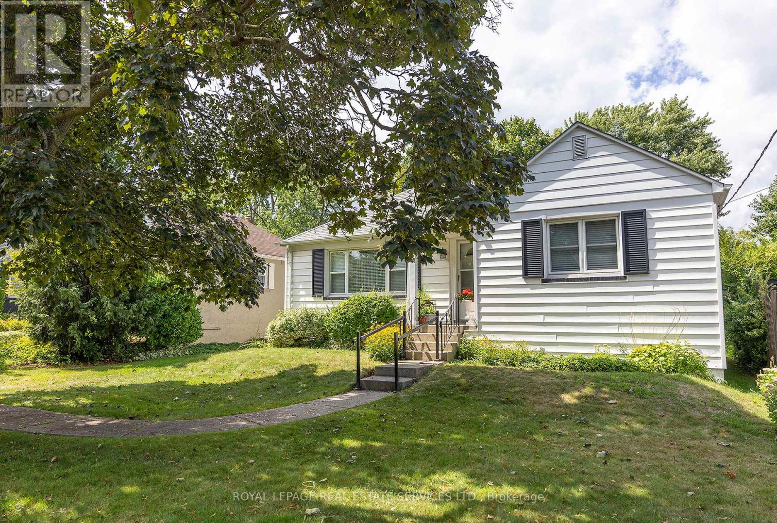 48 Minnewawa Road, Mississauga, Ontario  L5G 1C5 - Photo 2 - W12438691