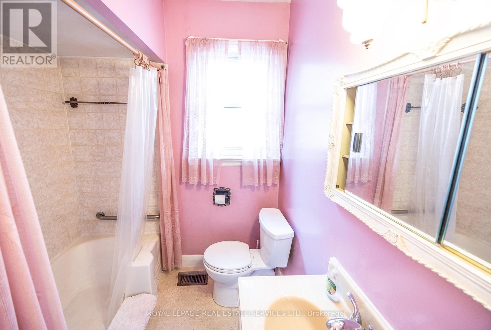 48 Minnewawa Road, Mississauga, Ontario  L5G 1C5 - Photo 9 - W12438691