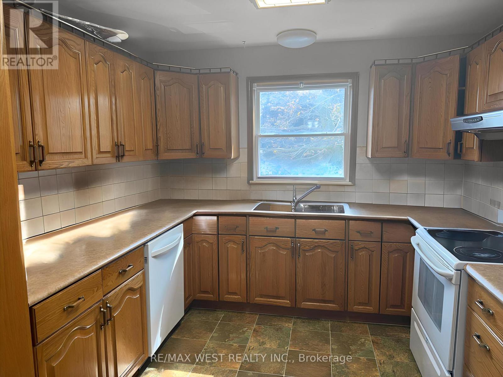 816 Brealey Drive, Peterborough, Ontario  K9K 2M8 - Photo 6 - X12438620
