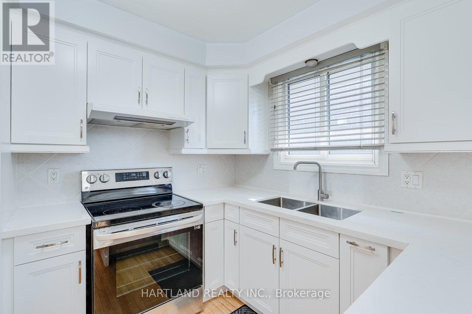 11 Maitland Avenue, Hamilton, Ontario  L9A 3J4 - Photo 5 - X12438686