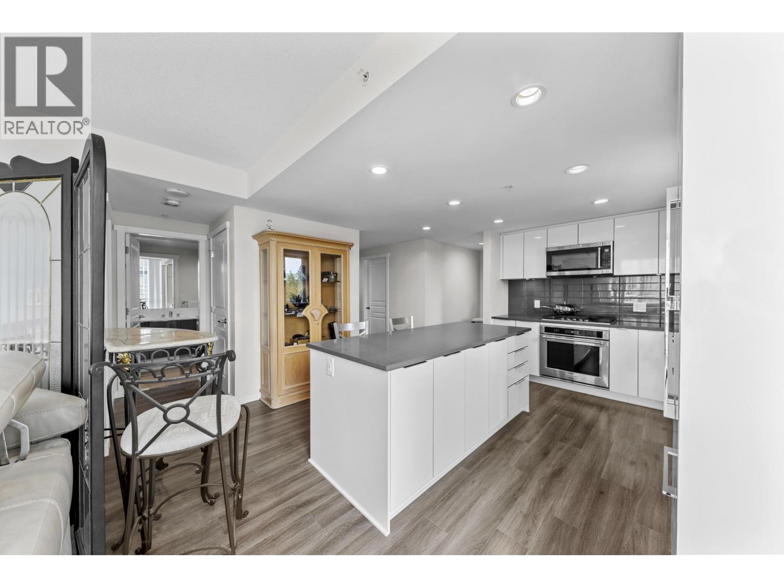 1001 3096 Windsor Gate, Coquitlam, British Columbia  V3B 0P4 - Photo 4 - R3054244