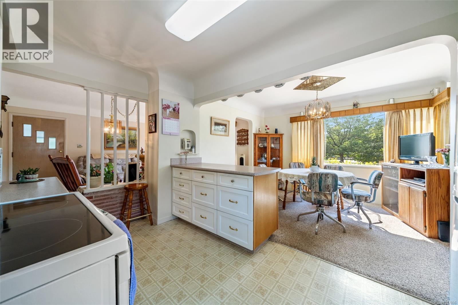 1924 Allenby St, Saanich, British Columbia  V8R 3B8 - Photo 10 - 1012806