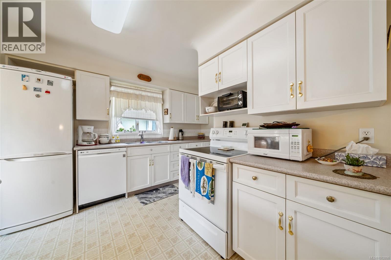 1924 Allenby St, Saanich, British Columbia  V8R 3B8 - Photo 9 - 1012806