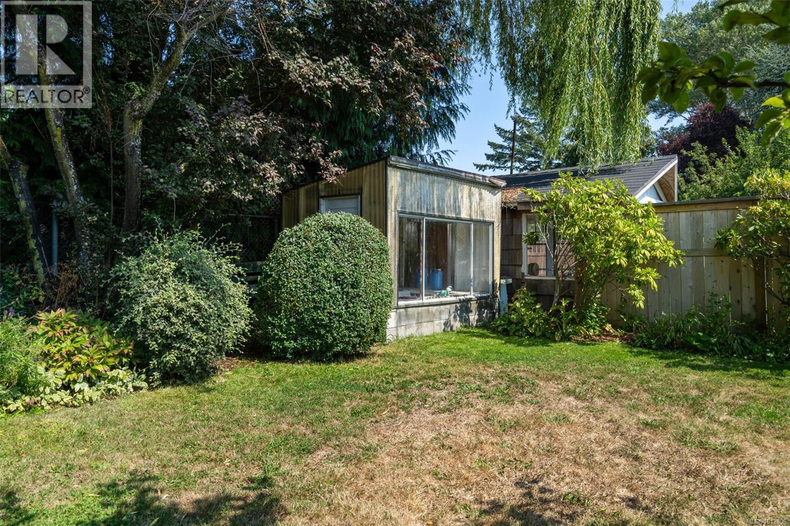 1924 Allenby St, Saanich, British Columbia  V8R 3B8 - Photo 31 - 1012806