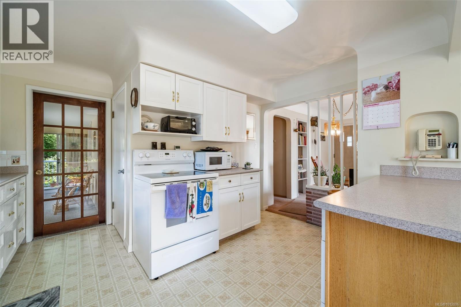 1924 Allenby St, Saanich, British Columbia  V8R 3B8 - Photo 11 - 1012806
