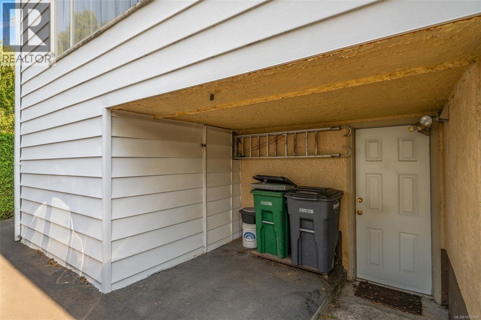 1924 Allenby St, Saanich, British Columbia  V8R 3B8 - Photo 27 - 1012806