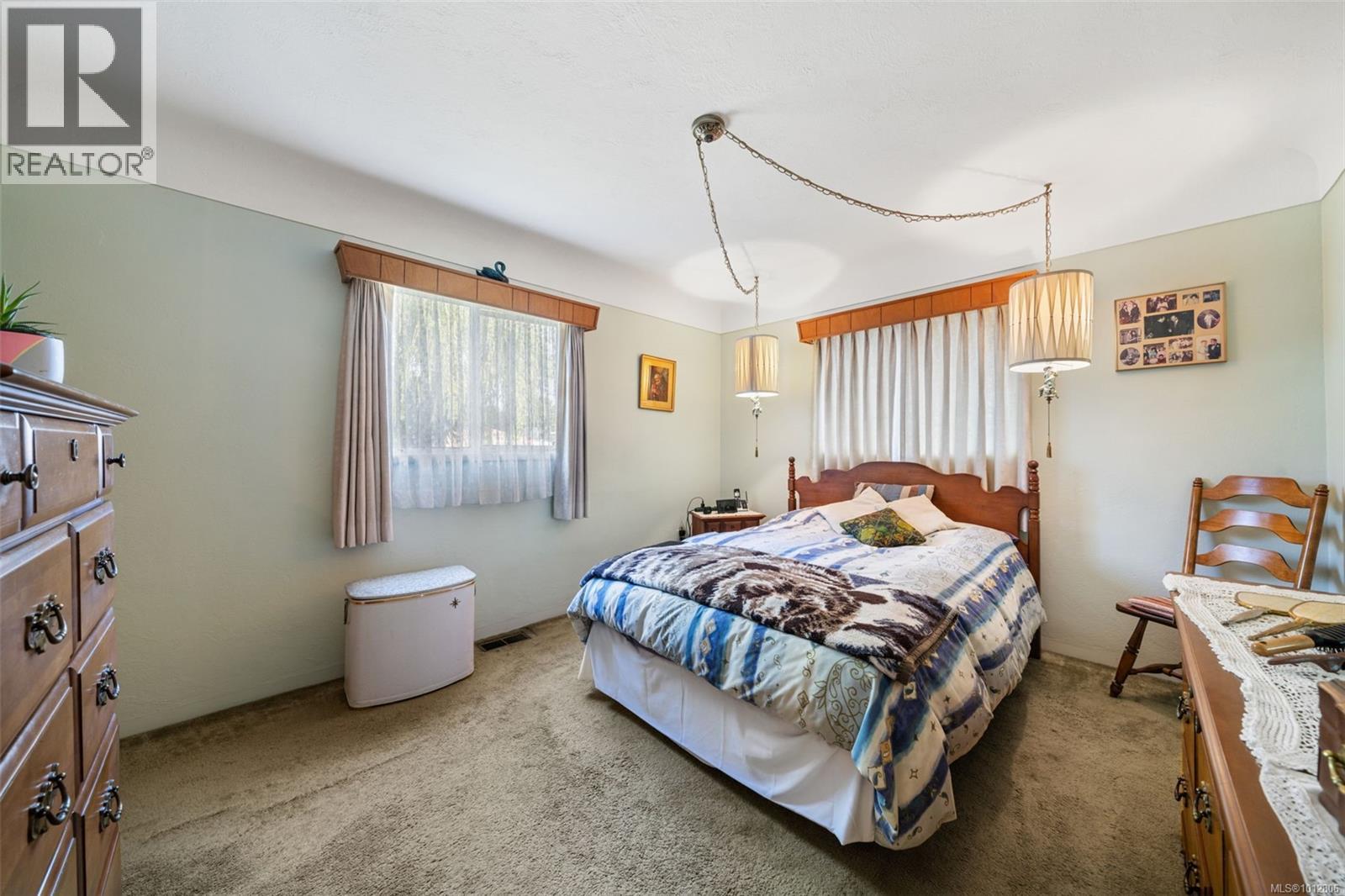 1924 Allenby St, Saanich, British Columbia  V8R 3B8 - Photo 12 - 1012806