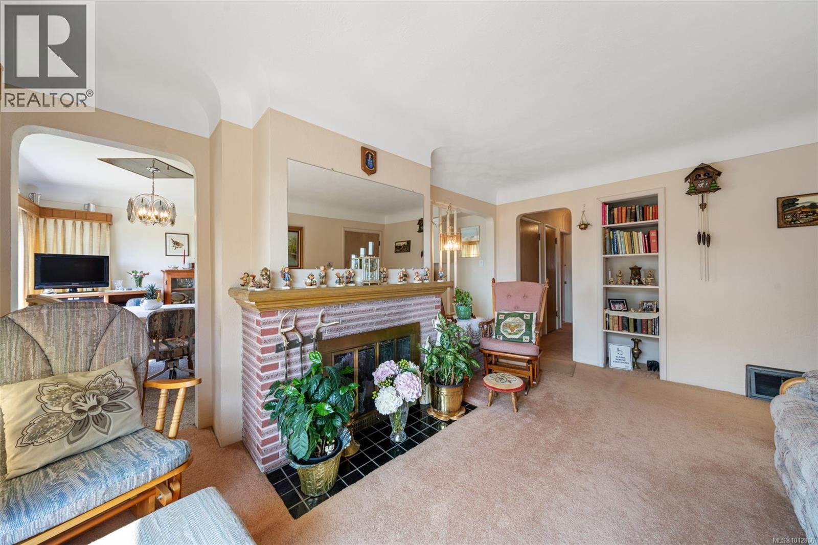 1924 Allenby St, Saanich, British Columbia  V8R 3B8 - Photo 4 - 1012806