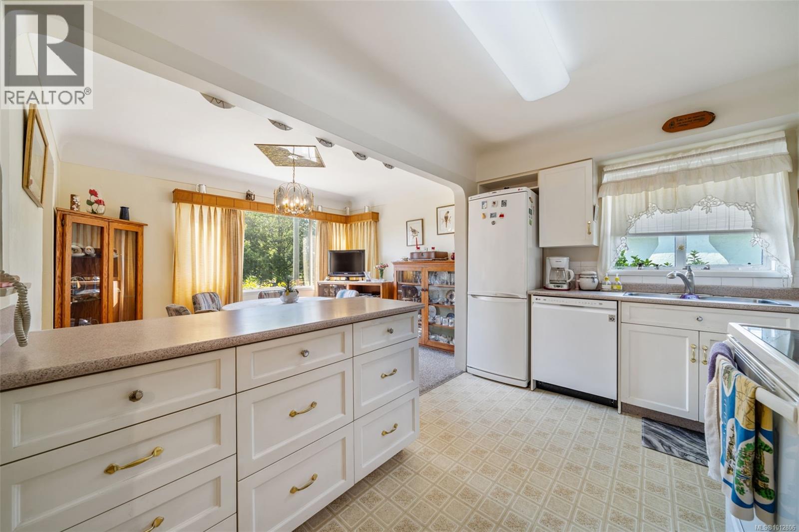 1924 Allenby St, Saanich, British Columbia  V8R 3B8 - Photo 8 - 1012806
