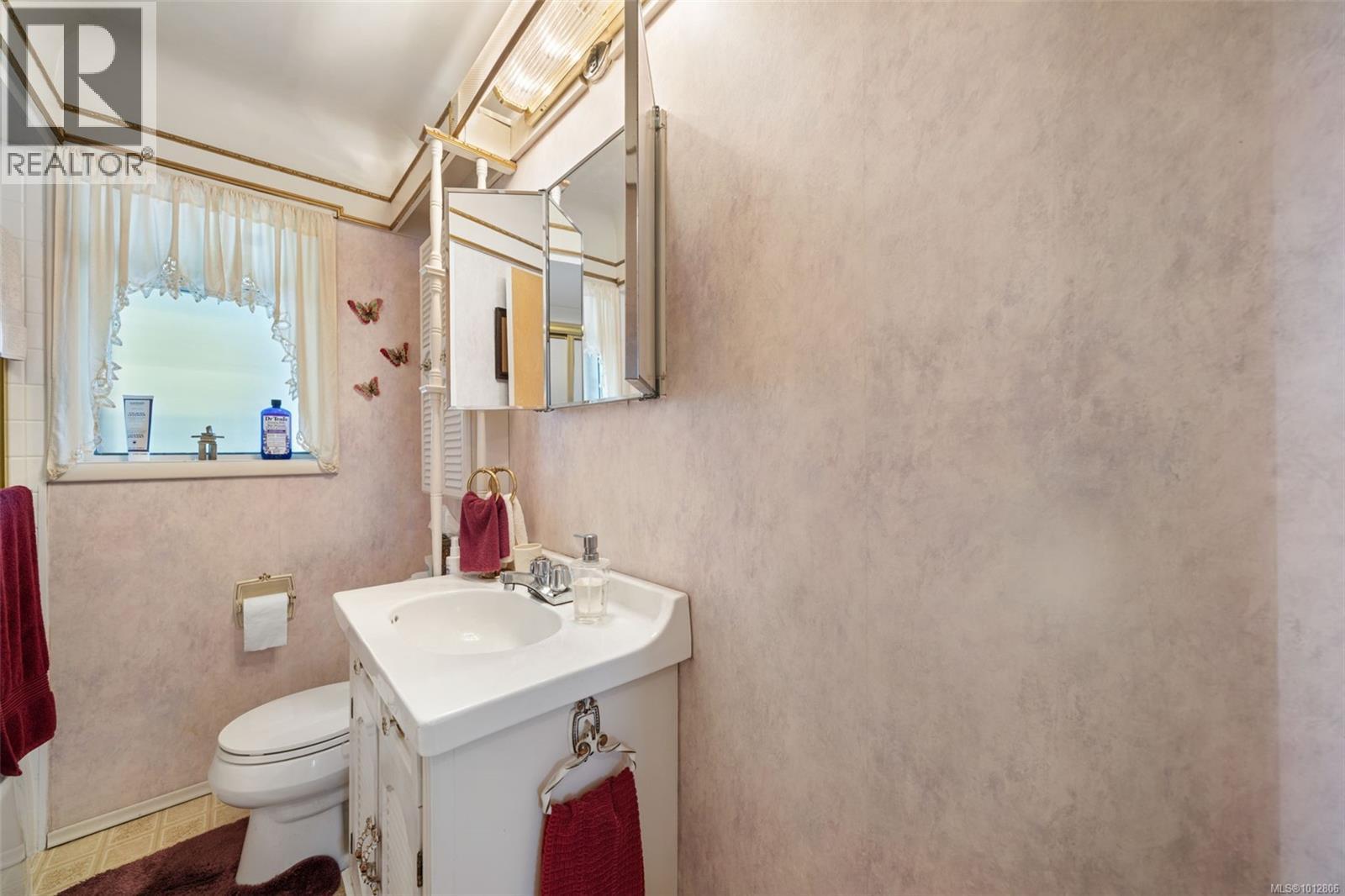 1924 Allenby St, Saanich, British Columbia  V8R 3B8 - Photo 18 - 1012806