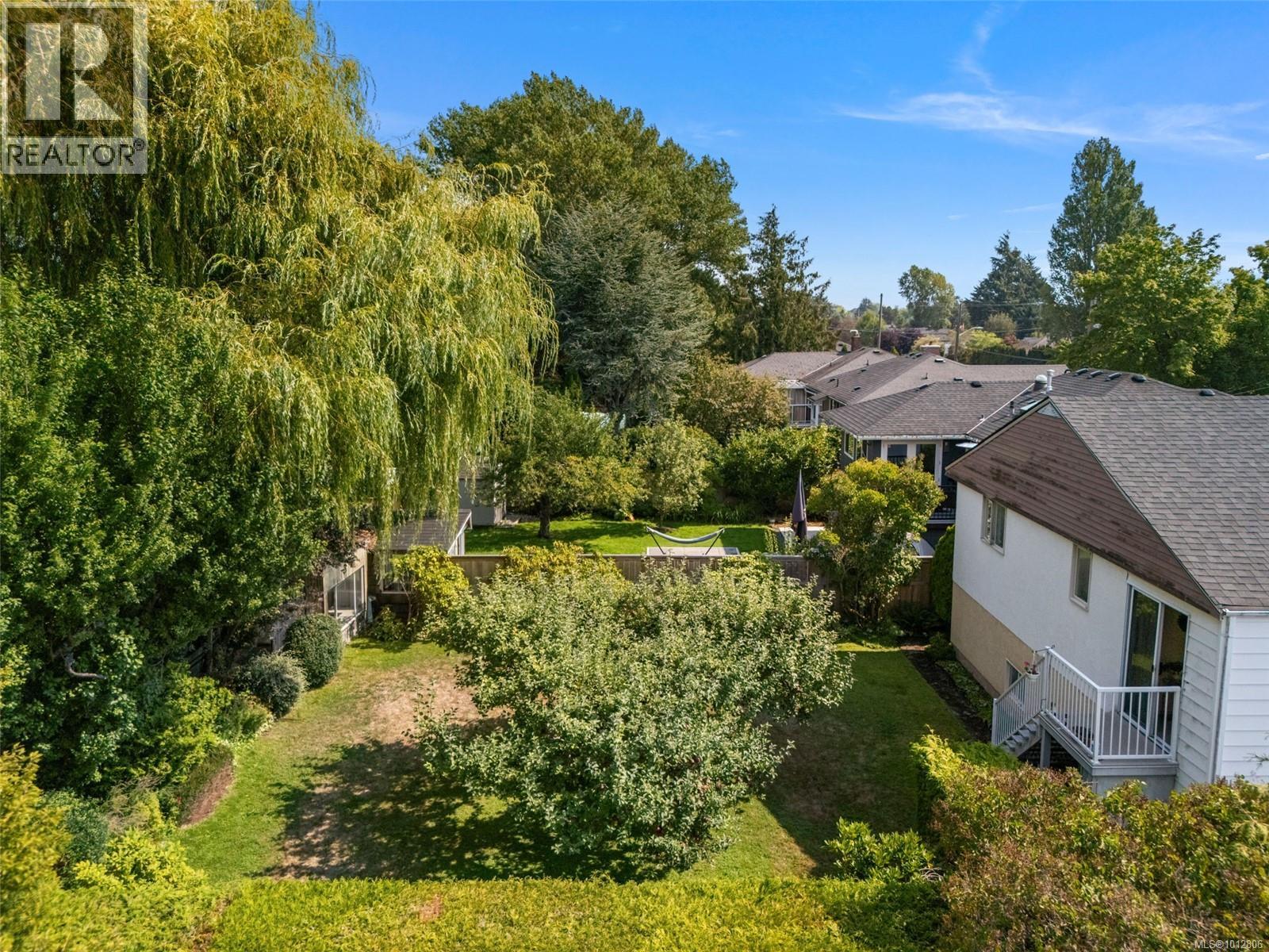 1924 Allenby St, Saanich, British Columbia  V8R 3B8 - Photo 32 - 1012806