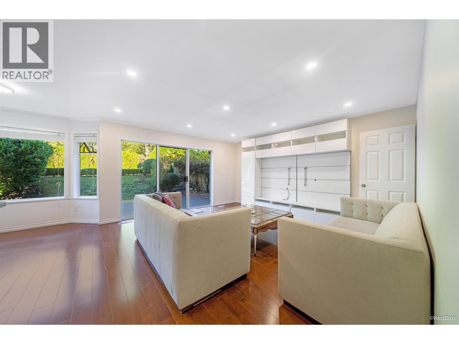 1072 Clements Avenue, North Vancouver, British Columbia  V7R 2L4 - Photo 4 - R3054243
