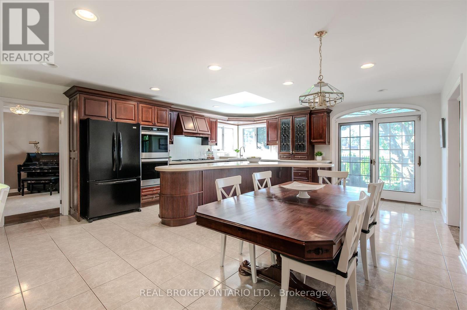 6 Streatham Place, Toronto, Ontario  M9B 6A4 - Photo 13 - W12435633