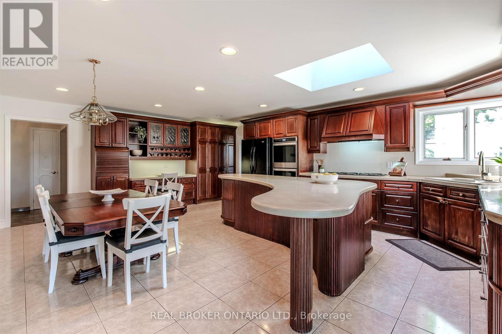 6 Streatham Place, Toronto, Ontario  M9B 6A4 - Photo 14 - W12435633
