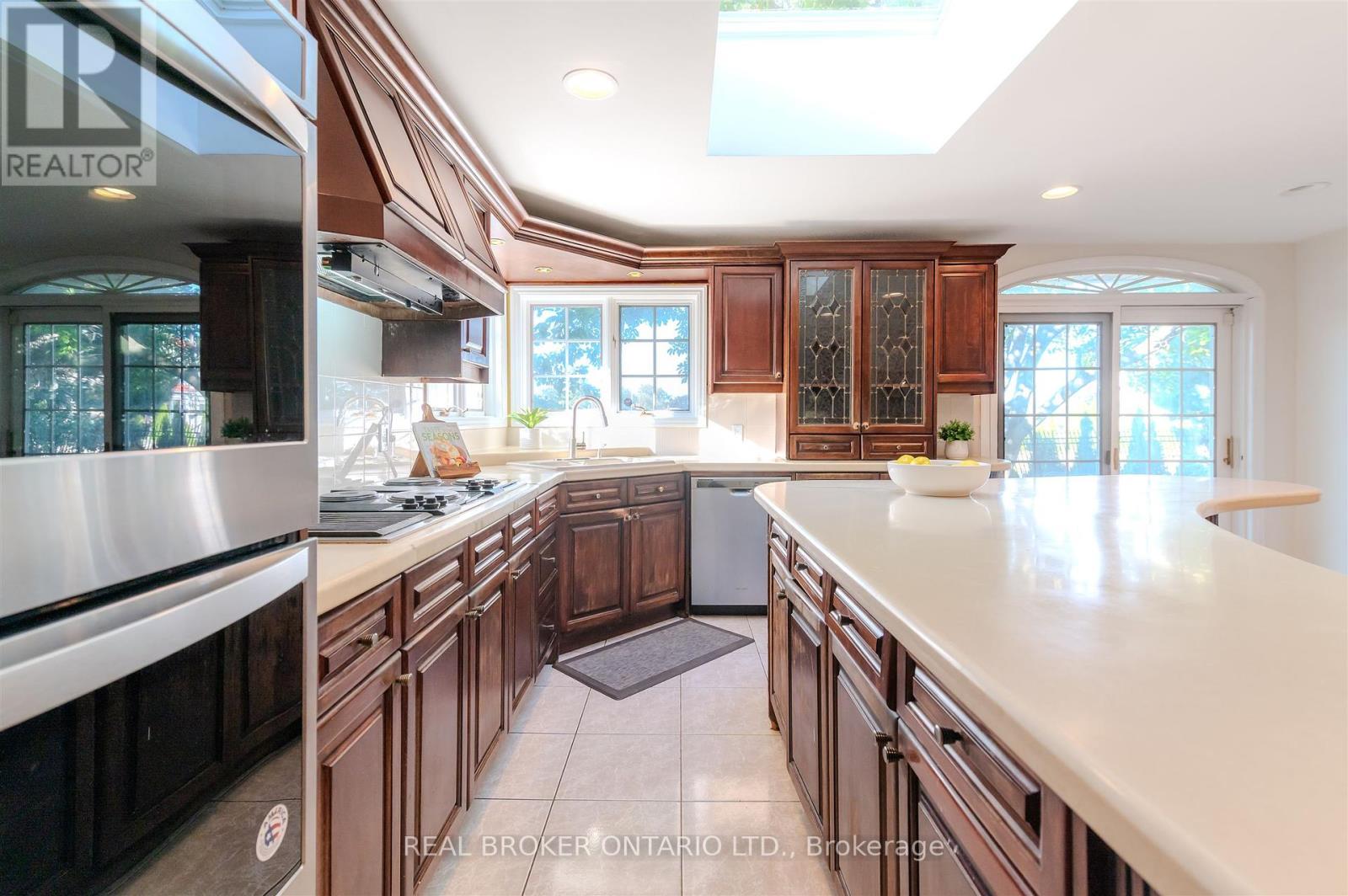 6 Streatham Place, Toronto, Ontario  M9B 6A4 - Photo 15 - W12435633