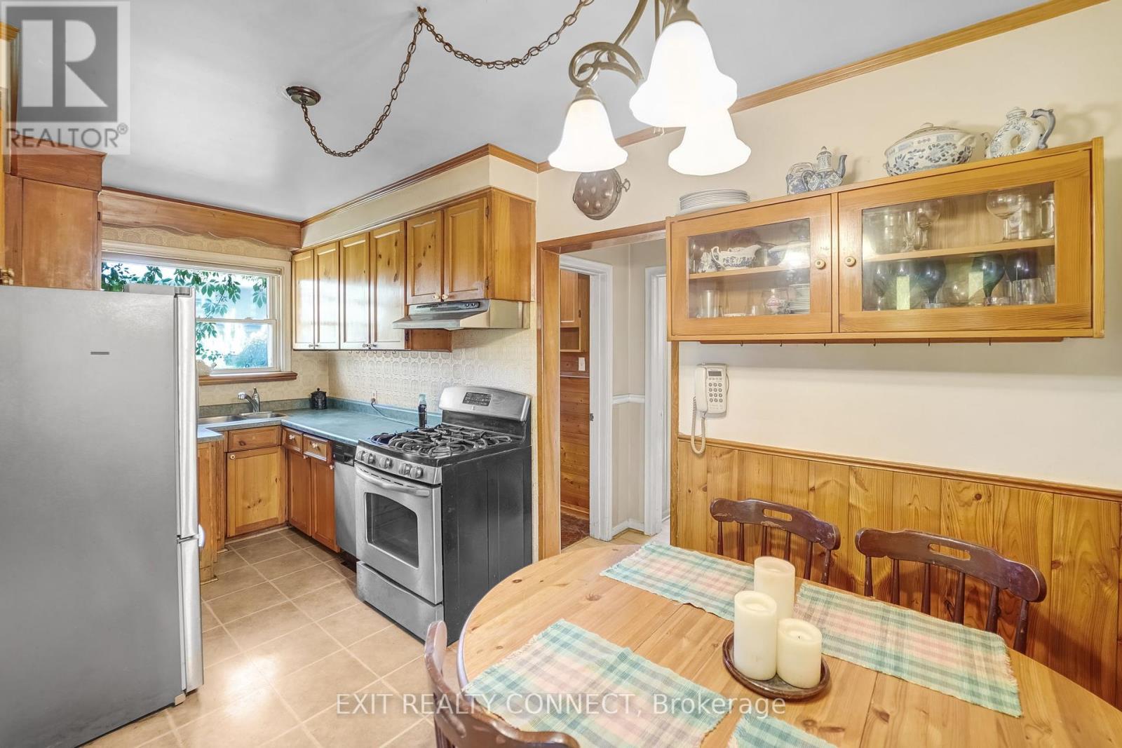 398 Third Line, Oakville, Ontario  L6L 4A5 - Photo 4 - W12438716