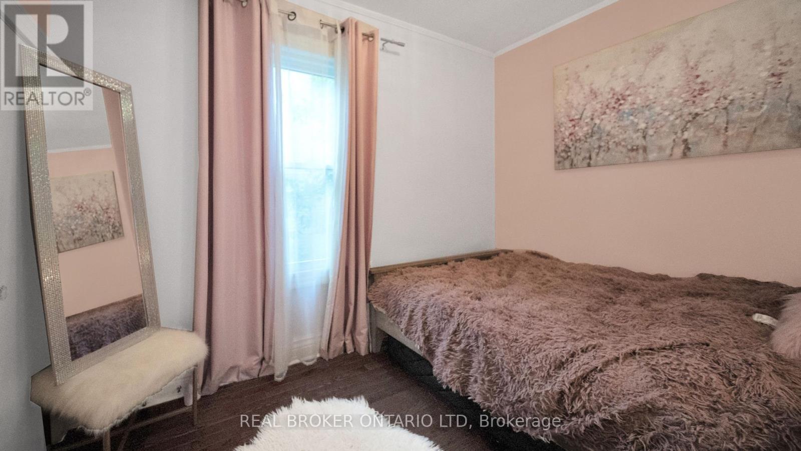 419 Chester Street, London South, Ontario  N6C 2J3 - Photo 8 - X12438770