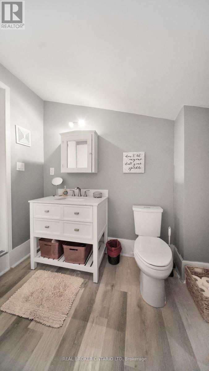 419 Chester Street, London South, Ontario  N6C 2J3 - Photo 9 - X12438770