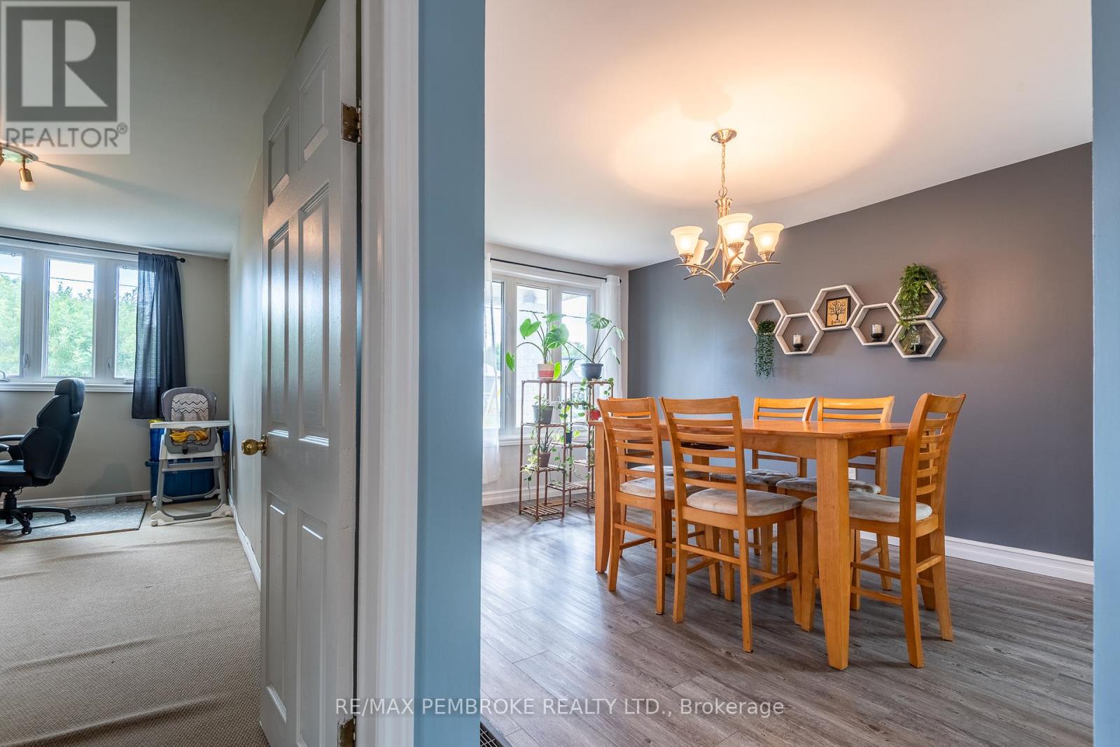 560 Boundary Road E, Laurentian Valley, Ontario  K8A 6M3 - Photo 10 - X12438752