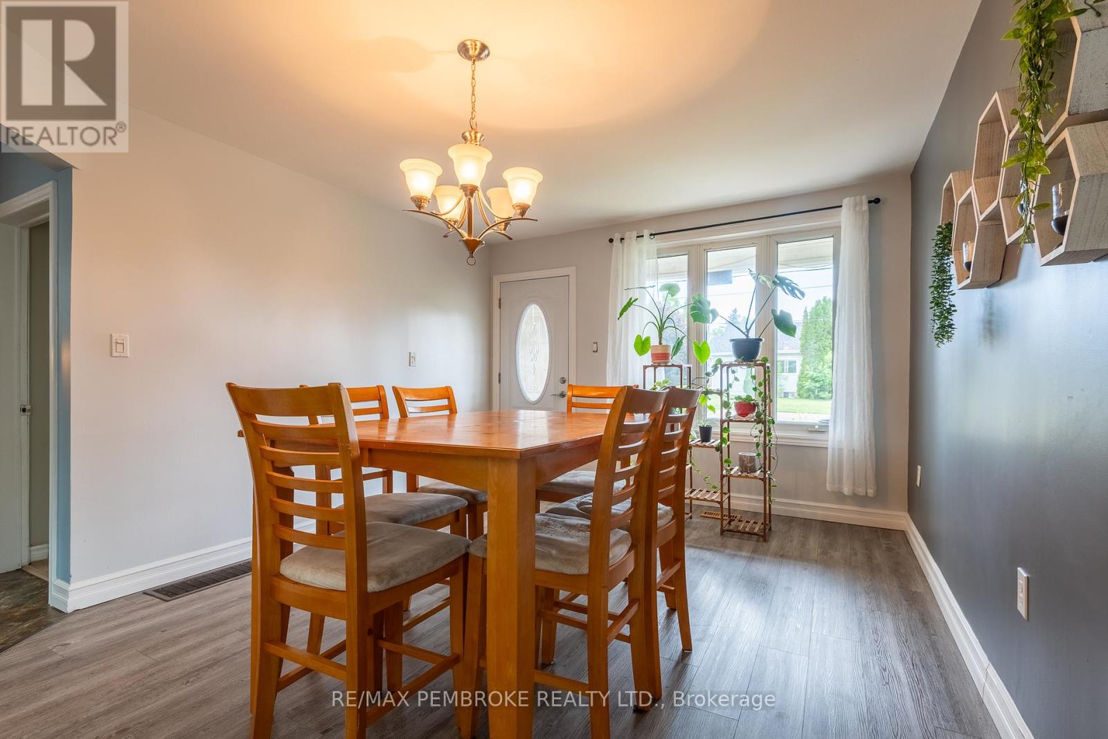 560 Boundary Road E, Laurentian Valley, Ontario  K8A 6M3 - Photo 11 - X12438752