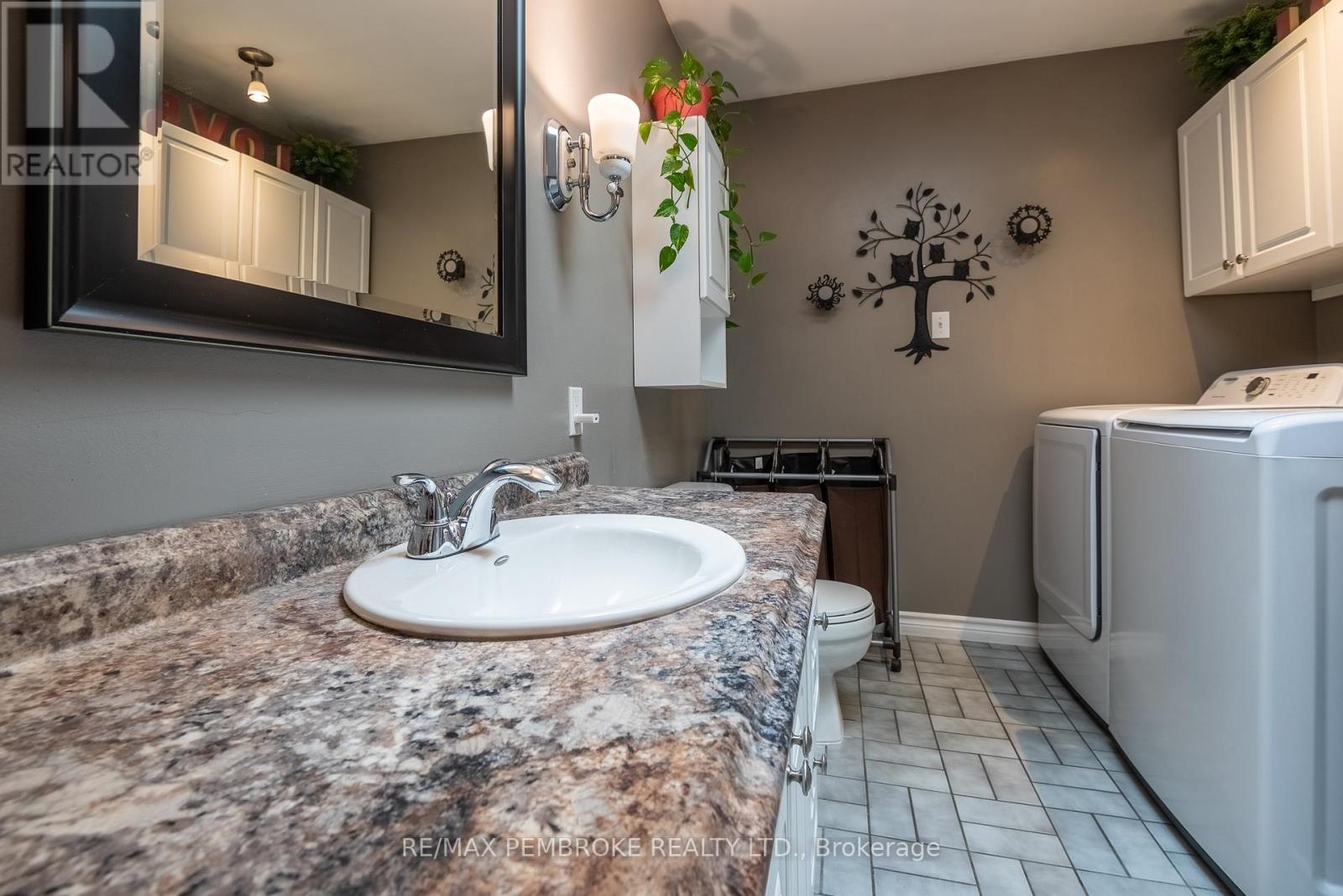 560 Boundary Road E, Laurentian Valley, Ontario  K8A 6M3 - Photo 17 - X12438752