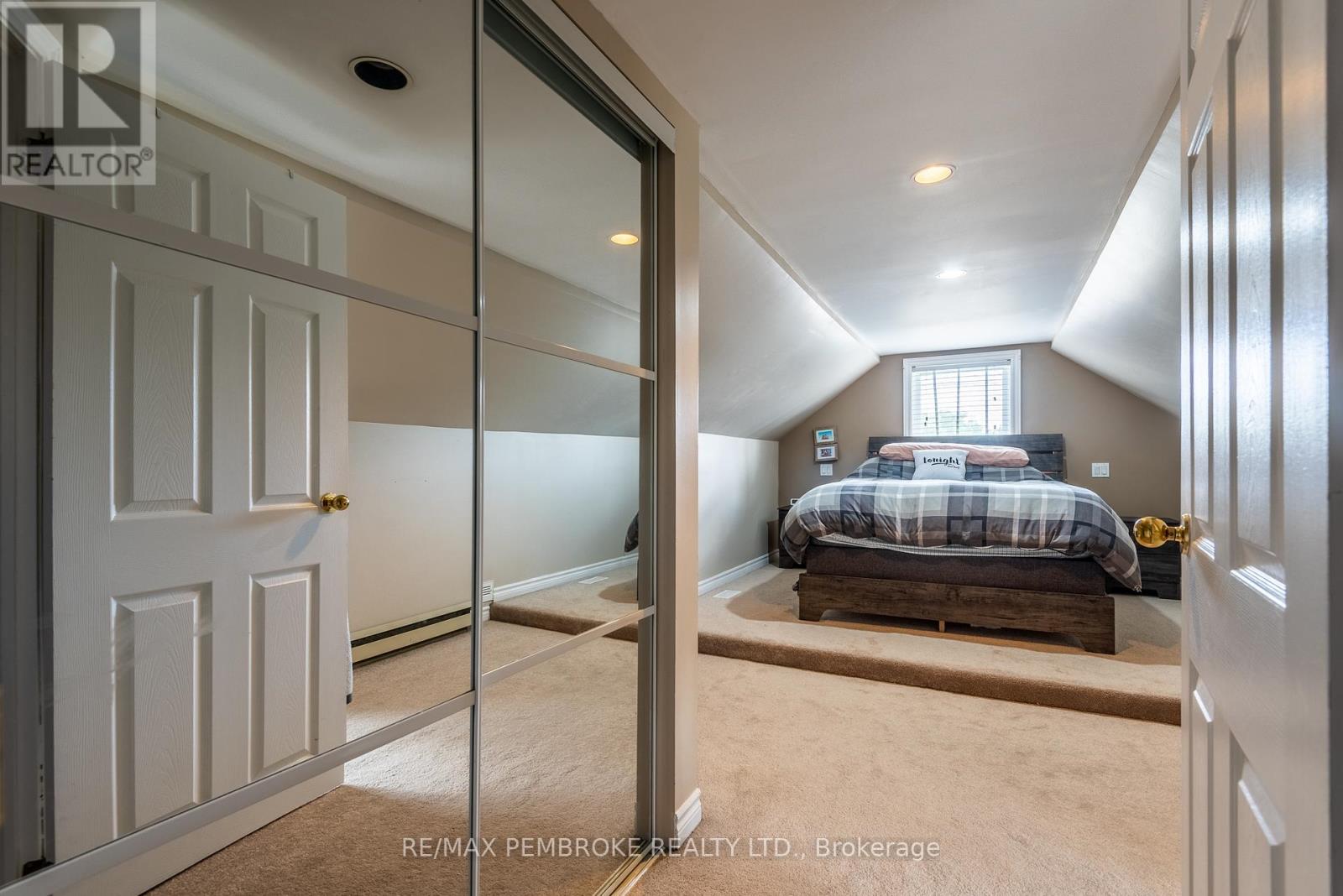 560 Boundary Road E, Laurentian Valley, Ontario  K8A 6M3 - Photo 21 - X12438752