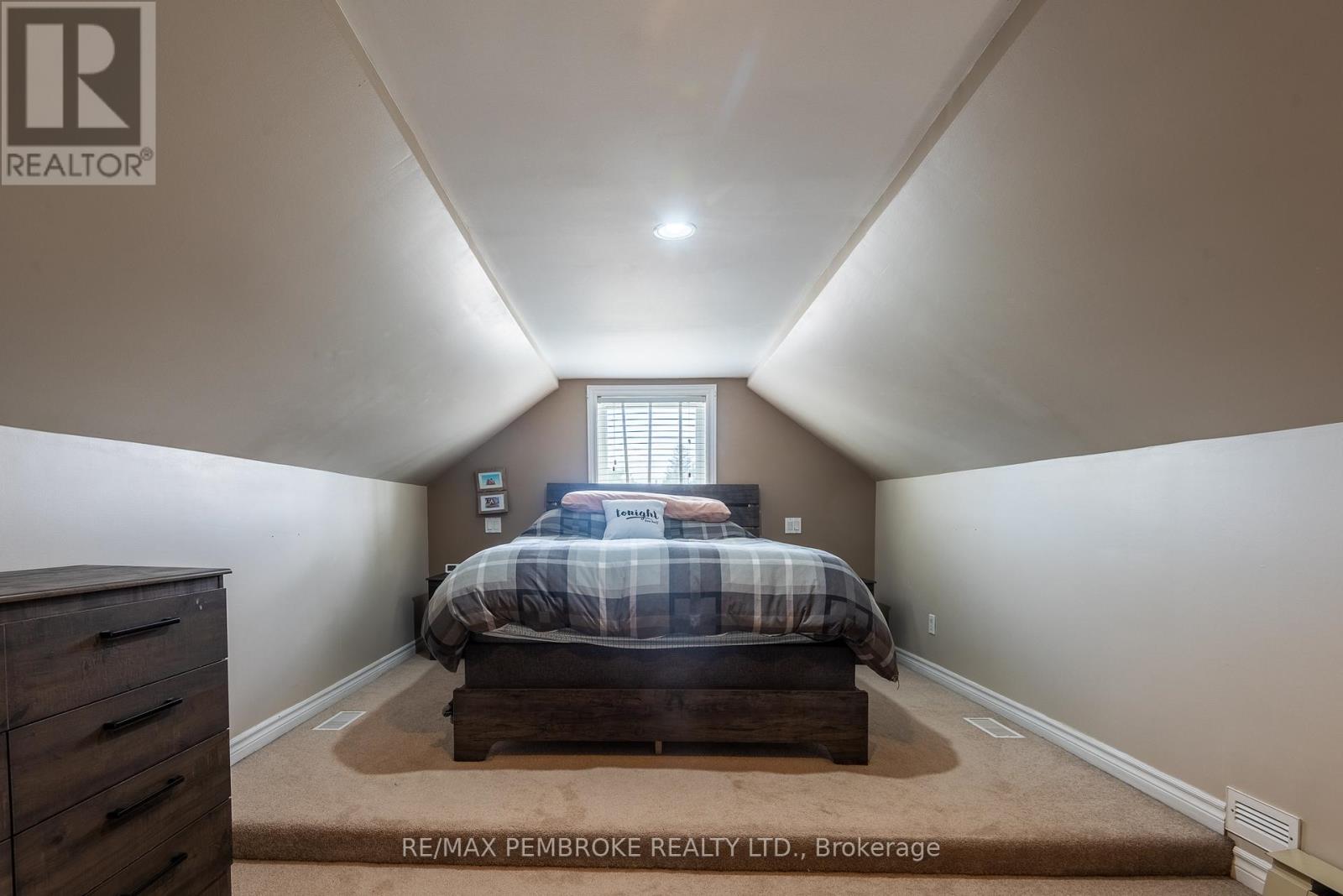 560 Boundary Road E, Laurentian Valley, Ontario  K8A 6M3 - Photo 22 - X12438752