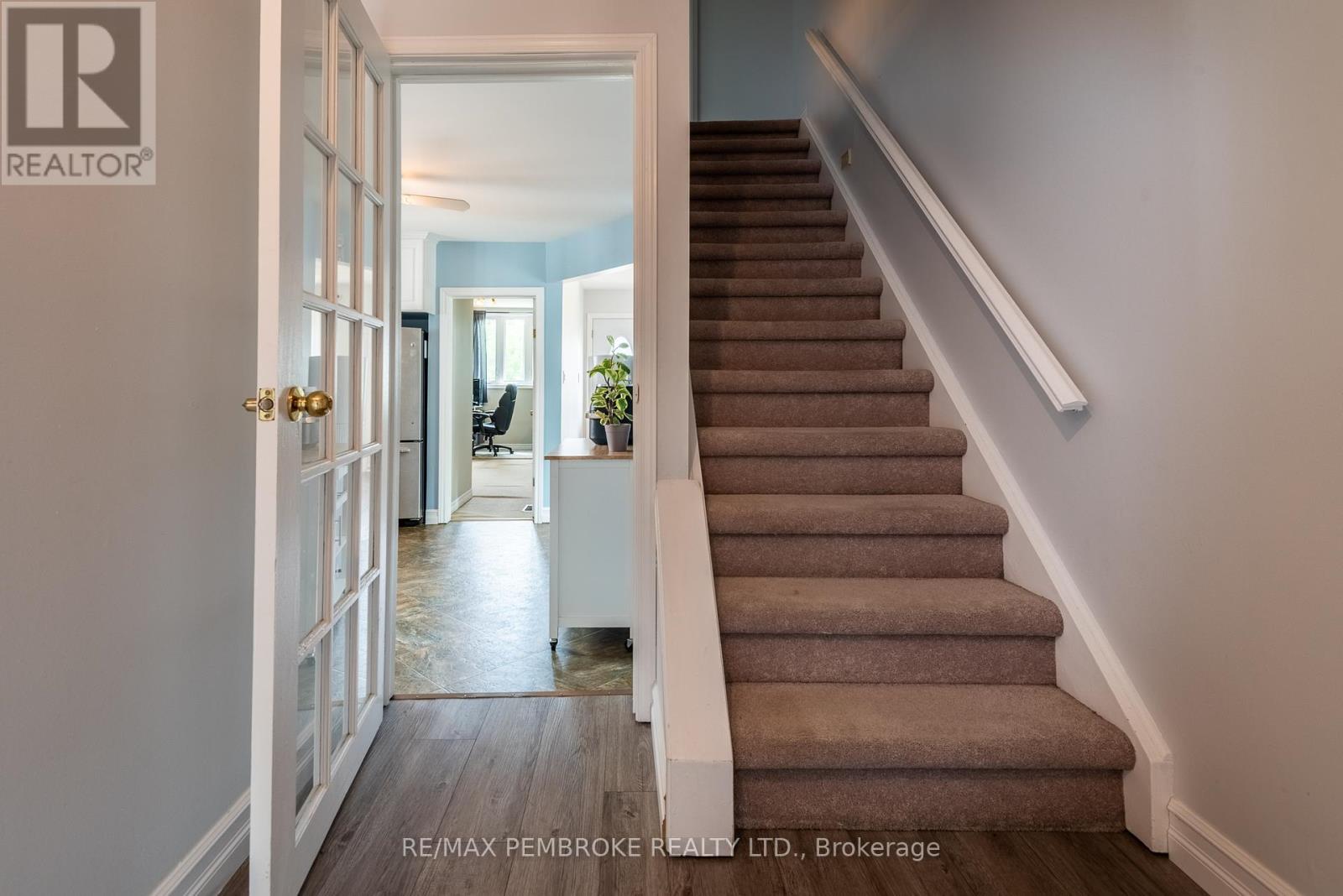 560 Boundary Road E, Laurentian Valley, Ontario  K8A 6M3 - Photo 3 - X12438752