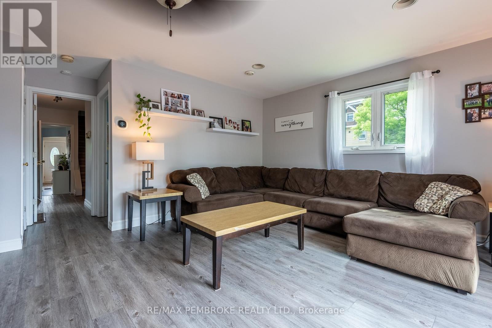 560 Boundary Road E, Laurentian Valley, Ontario  K8A 6M3 - Photo 6 - X12438752